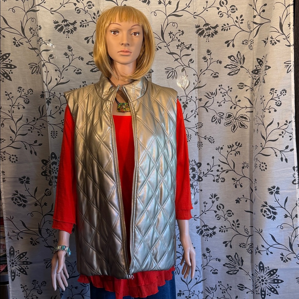 Chico's Metallic Quilted Vest
Faux leather vest. Color is Bronzed teak.